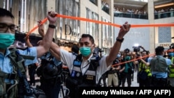 La policía toma medidas de seguridad en un centro comercial de Hong Kong el 30 de junio de 2020. (Anthony Wallace / Hong Kong).