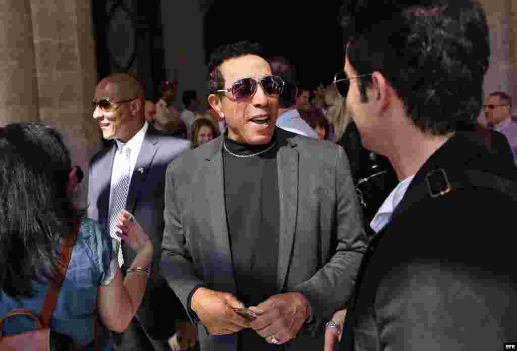 El músico norteamericano William "Smokey" Robinson (c), camina por el Gran Teatro Alicia Alonso hoy, jueves 21 de abril, en La Habana (Cuba), tras el acto de clausura de la visita realizada a la isla por miembros del Comité Estadounidense Presidencial par