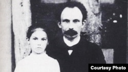 Martí y María Mantilla en Bath Beach.