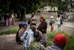 Familiares de los manifestantes del 11J enjuiciados este martes en el Tribunal de 10 de Octubre, en La Habana. (AP/Ramón Espinosa)