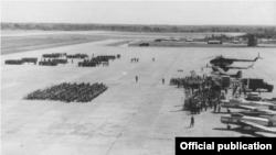 ARCHIVO: Varios soldados corren hacia un avión Mig de fabricación rusa en la Base Aérea de San Antonio de los Baños, al sur de La Habana.