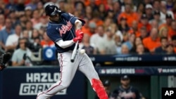 El cubano Jorge Soler, de los Bravos de Atlanta, conecta un jonrón en el primer juego de la Serie Mundial ante los Astros de Houston, el martes 26 de octubre de 2021 (AP Foto/David J. Phillip)