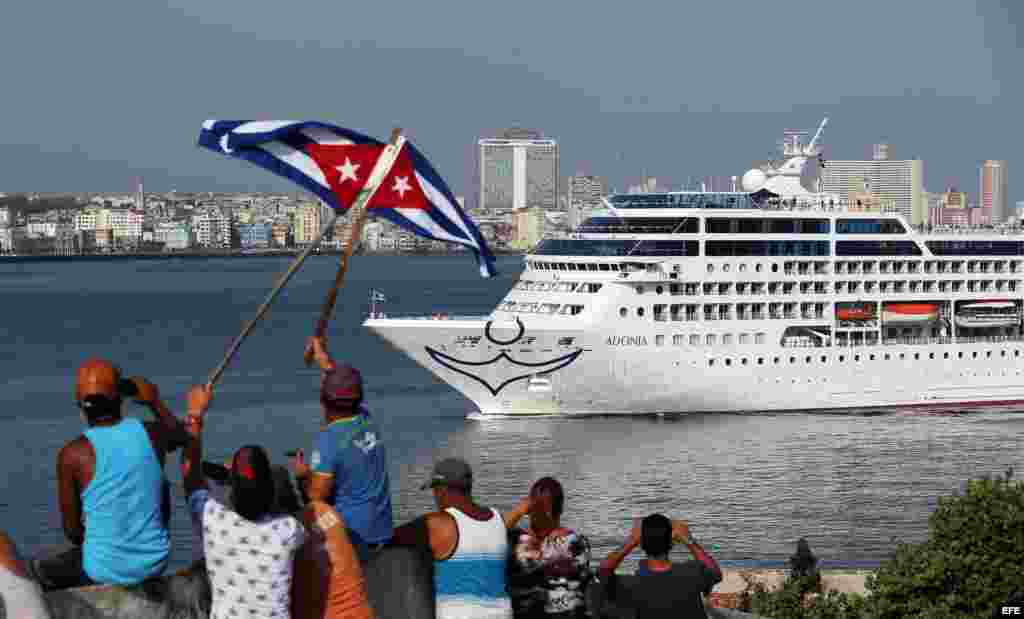 Cubanos en el Malecón saludan a los turistas del Adonia, al entrar a puerto habanero.