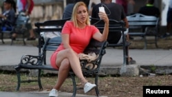 Una cubana desde un punto de WI-Fi en La Habana.