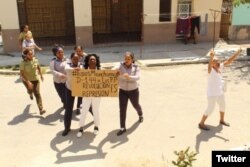 Arrestan a la líder de las Damas de Blanco Berta Soler, en el 144 domingo represivo contra el grupo opositor.