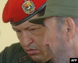 Hugo Chávez y Fidel Castro conversan previo a la emisión del programa "Aló Presidente", en Ciudad Bolívar, en Sandino, Pinar del Río, 180 kms al oeste de La Habana el 21 de agosto de 2005. AFP PHOTO/PRESIDENCIA MIRAFLORES