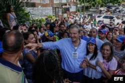 El expresidente mexicano Vicente Fox (c) visita un centro de consulta popular hoy, domingo 16 de julio de 2017, en el barrio de Petare, Caracas (Venezuela).