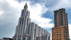 Sede de la Casa de las Américas en La Habana (i), muy cerca del malecón habanero, en el barrio de El Vedado.