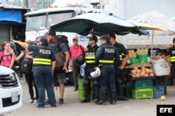 Policías de Costa Rica caminan por la zona fronteriza con Panamá hoy, jueves 14 de abril de 2016.