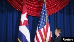 Banderas de Cuba y los Estados Unidos en la embajada cubana en Washington. REUTERS/Chip Somodevilla/Pool