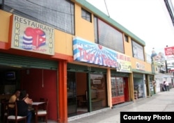 Cubanos animan el comercio en el barrio quiteño Florida.