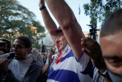 Miguel Díaz-Canel sin nasobuco ni distanciamiento en el Parque Trillo. REUTERS/Alexandre Meneghini