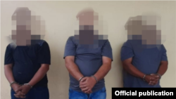 Policía de Honduras muestra una foto de los coyotes detenidos.