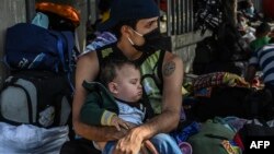 Migrantes venezolanos en una terminal de ómnibus de Medellín, Colombia, a la espera de poder retornar a su país en medio de la pandemia. 