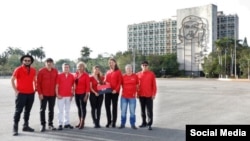 La delegación del ELN presente en La Habana para el diálogo de paz con el gobierno colombiano se hizo esta foto con el Che Guevara del Ministerio del Interior de Cuba de fondo.