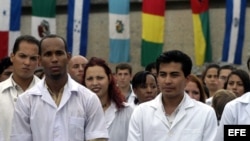 Graduación de médicos cubanos y de otros países en la escuela de medicina de la Universidad de La Habana.