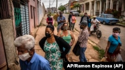 Cubanos hacen cola para comprar alimentos en un mercado en La Habana. (AP Photo/Ramon Espinosa)