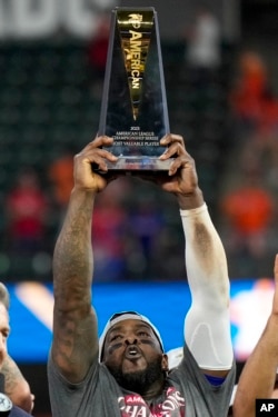 Adolis García, de los Texas Rangers, sostiene el trofeo de Jugador Más Valioso (Foto AP/Godofredo A. Vásquez)