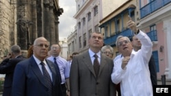 ARCHIVO. Igor Ivanovich Sechin visita el Centro Histórico de La Habana Vieja, acompañado por Ricardo Cabrisas (i) y el historiador de la ciudad Eusebio Leal.