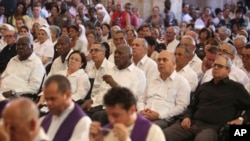 Caridad Diego, al centro, junto a otros funcionarios del PCC, durante el funeral del cardenal Jaime Ortega, en la Catedral de La Habana. (Archivo/Fernando Medina/Pool via AP)