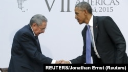 Barack Obama y Raúl Castro en la Cumbre de Panamá, en una reunión bilateral celebrada el 11 de abril de 2015.