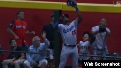 Yasiel Puig le robó un jonrón a JD Martínez.