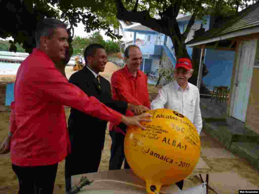 Llegada del cable de fibra óptica a Jamaica.