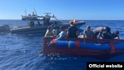 Balseros cubanos interceptados por la Guardia Costera de EEUU, el 9 de diciembre, a unas 40 millas al sur de Cayo Hueso, Florida. (Foto: USCG)