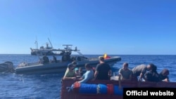 Balseros cubanos interceptados el 9 de diciembre por la Guardia Costera, a unas 40 millas al sur de Cayo Hueso, Florida. (Foto: USCG)