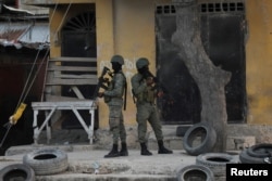 Soldados haitianos patrullan cerca del Aeropuerto Internacional Toussaint Louverture después de un tiroteo con bandas armadas en los alrededores del aeropuerto.