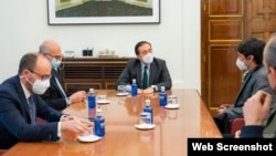 El canciller español José Manuel Albares (C) durante encuentro con el activista cubano Yunior García (I) en Madrid, España.