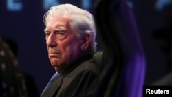 El Premio Nobel de Literatura, Mario Vargas Llosa, en la presentación de su libro "Tiempos Recios", en Madrid. (REUTERS/Sergio Perez)