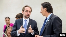 El alto comisionado de la ONU para los Derechos Humanos, Zeid Ra'ad al Hussein (i) durante la 38ª sesión del Consejo de Derechos Humanos de la ONU.