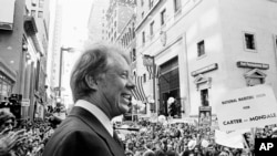 Unas 35.000 personas escuchan el discurso del entonces candidato presidencial Jimmy Carter, en el centro de Filadelfia, el 29 de octubre de 1976. (Foto AP, archivo)