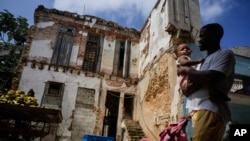 Un residente camina por la calle Villegas en La Habana, el 5 de octubre de 2023. (AP Photo/Ramón Espinosa)