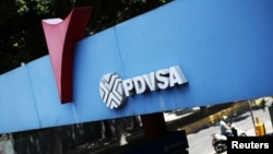 Una estación de gas en Caracas, Venezuela, exhibe un logo de la petrolera estatal PDVSA. Foto: REUTERS | Iván Alvarado.