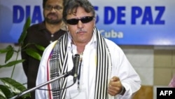 Jesús Santrich, uno de los negociadores de la paz por las FARC, habla en el Palacio de las Convenciones de La Habana.