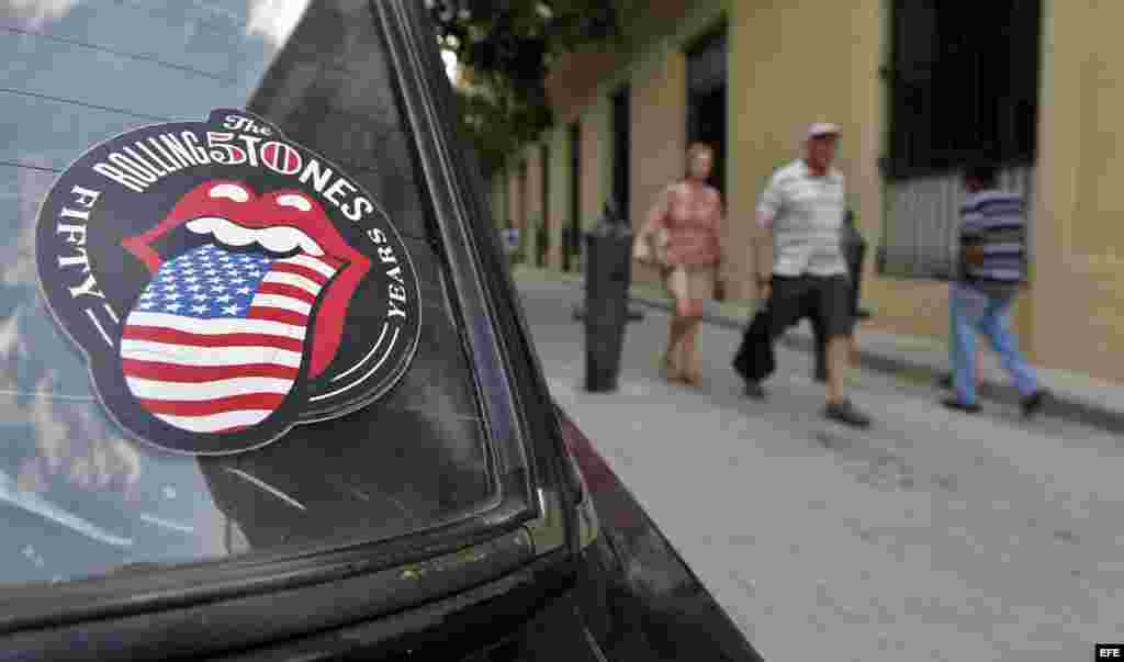 Emblema de los Rolling Stones en el parabrisas de un carro