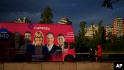 Un autobús con un anuncio de campaña que promueve al candidato presidencial del Frente Amplio, Yamandu Orsi, pasa antes de las elecciones generales del domingo en Montevideo, Uruguay, el viernes 25 de octubre de 2024. (Foto AP/Natacha Pisarenko)