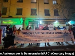 Exiliados cubanos frente a la sede del PSOE en Madrid el 4 de febrero de 2022.