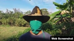 Uno de los carboneros en paro laboral en Las Tunas. (Captura de video/Yoel Demetrio)