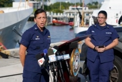 La capitana de la Guardia Costera de Estados Unidos Jo-Ann F. Burdian habla el miércoles 26 de enero de 2021, en Miami Beach, Florida sobre la búsqueda de 38 personas desaparecidas tras naufragio de bote. (AP Foto/Marta Lavandier)