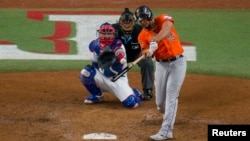 El primera base de los Astros de Houston, José Abreu (79), conecta un jonrón de tres carreras contra los Rangers de Texas. Jerome Miron-USA TODAY Deportes vía Reuters.