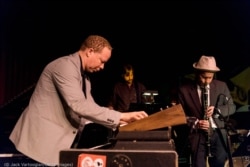 Craig Taborn (izda.), Chris Lightcap (detrás) y Chris Speed actúan en el Village Vanguard de Nueva York antes de la pandemia. (© Jack Vartoogian/Getty Images)