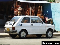 Fiat con el maletero abierto para evitar calentamiento.