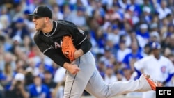 José Fernández pitchea el juego de los Miami Marlins contra los Chicago Cubs, en el Wrigley Field.