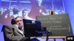 El físico Stephen Hawking descubre su fórmula científica para que Inglaterra pueda ganar el Mundial de Brasil 2014, durante una rueda de prensa celebrada en Londres (Reino Unido),