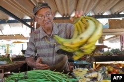 Vendedor en agromercado de La Habana.