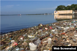 Vertedero de desechos sólidos en el malecón de Cienfuegos. (Foto: Yuliet Sáez/5 de Septiembre)