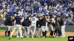 Los Yankees de Nueva York festejan tras derrotar 3-1 a los Reales de Kansas City para ganar la serie divisional de la Liga Americana, el jueves 10 de octubre de 2024 (AP Foto/Reed Hoffmann)